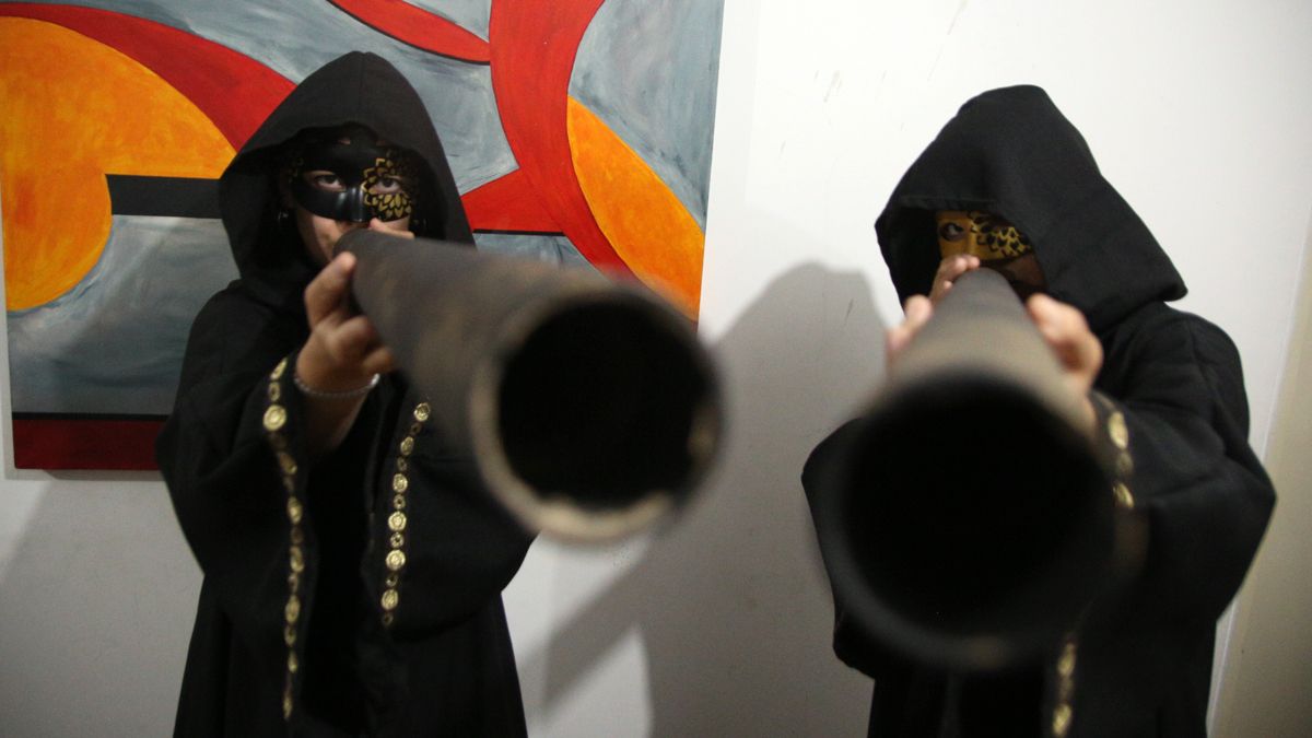 Susurros al oído, o el arte resumido a un conducto de cartón directo al alma. Susurros a destiempo es un grupo artístico que cultiva el arte del susurro, leyendo o interpretando textos o poesías directamente al oído de la persona. Lo integran cinco actrices mendocinas.