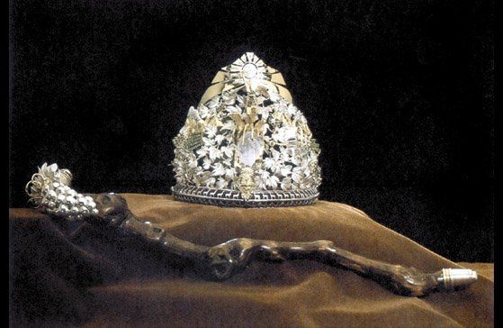 La corona y el bastón de mando que ostenta la Reina Nacional de la Vendimia, y que fueron creados y donados por la Joyería Vendemmia.