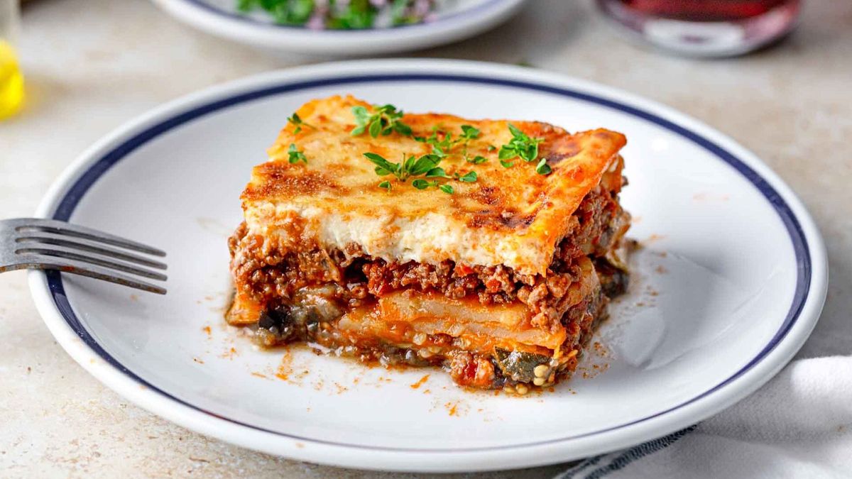 La musaka de berenjena se prepara con carne de cordero, pero también se puede hacer con un corte de cerdo o vaca. La musaka de berenjena se prepara con carne de cordero, pero también se puede hacer con un corte de cerdo o vaca.