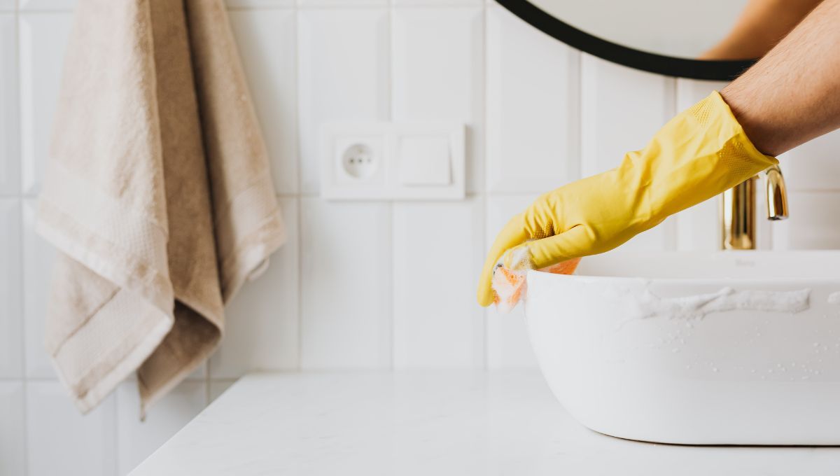 Limpiar el baño. Limpiar el baño. 