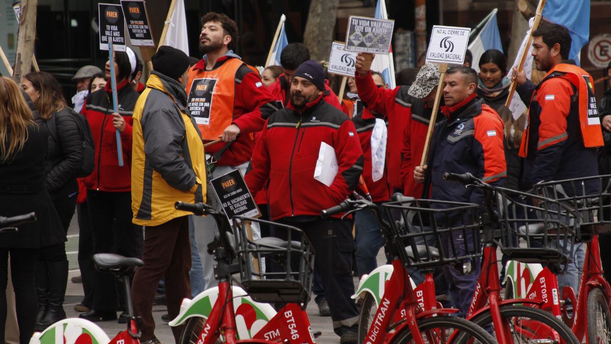 Empleados de Vialidad Nacional se sumaron a la marcha de los jubilados. Empleados de Vialidad Nacional se sumaron a la marcha de los jubilados.