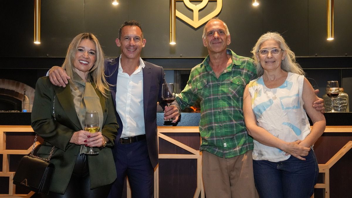 El restaurante Coraje Mendoza tiene cuadros de Laura Valdivieso y esculturas de Miguel Gandolfo, quien es primo hermano de El restaurante Coraje Mendoza tiene cuadros de Laura Valdivieso y esculturas de Miguel Gandolfo, quien es primo hermano de