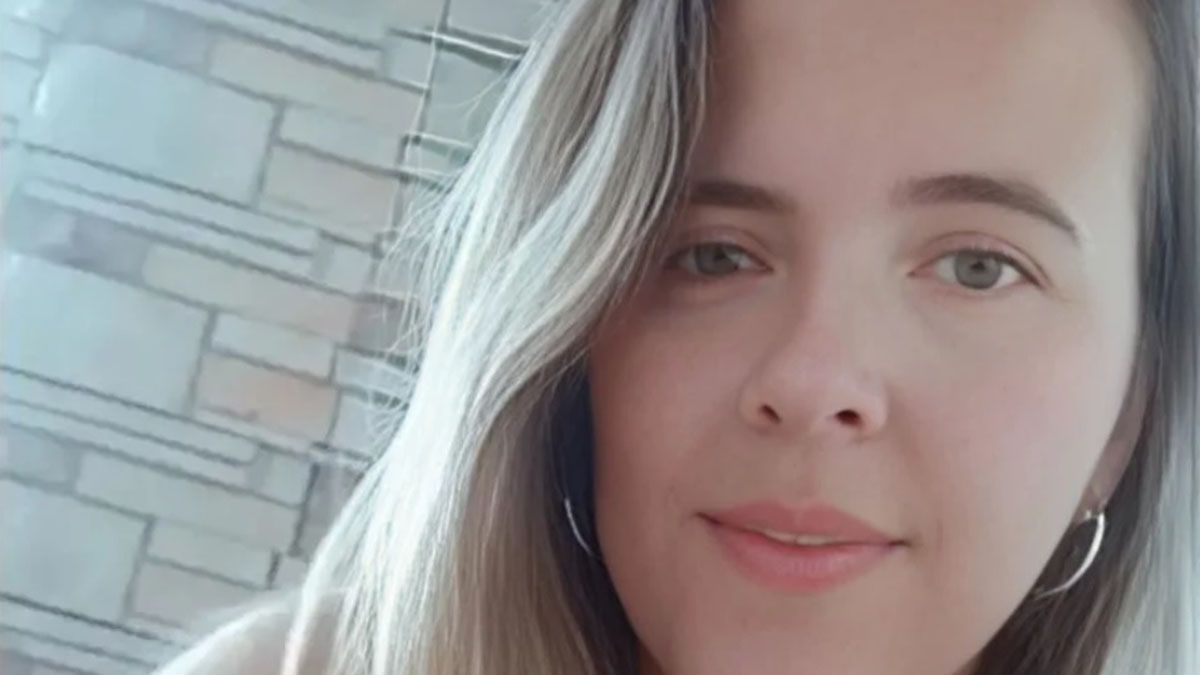 Una mujer fue encontrada colgada en el baño de su casa y acusan a su ex pareja de haberla asesinado