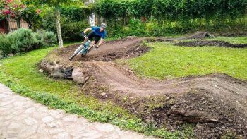 El sueño del pibe: construyó una pista en su casa para entrenarse durante el coronavirus