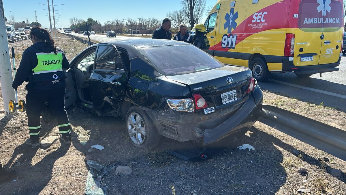 El conductor tuvo que ser rescatado por los Bomberos Voluntarios de Godoy Cruz tras el accidente en Acceso Sur y calle Rawson. El conductor tuvo que ser rescatado por los Bomberos Voluntarios de Godoy Cruz tras el accidente en Acceso Sur y calle Rawson.