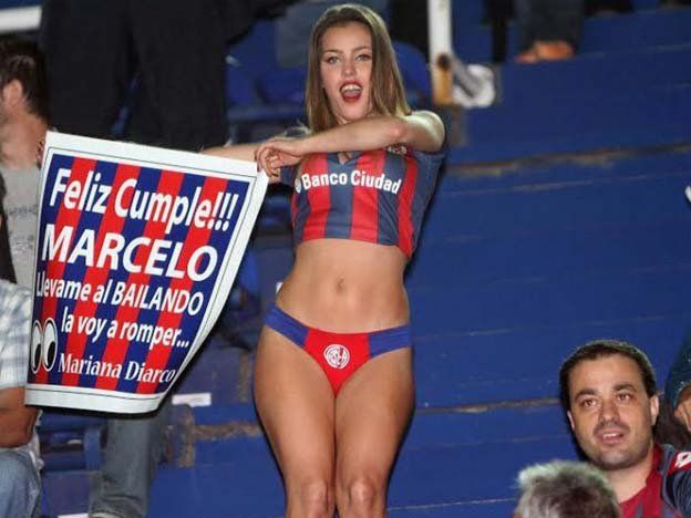 Casi desnuda en la tribuna de San Lorenzo