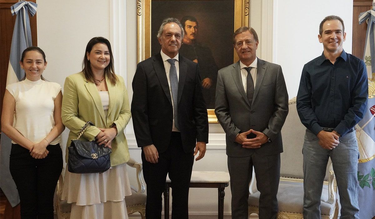 Daniel Scioli y Rodolfo Suarez junto a empresarios de Brasil, este viernes en la Casa de Gobierno.