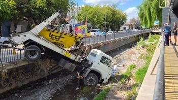Un camión cayó al Zanjón Frías y protagonizó un aparatoso accidente en el centro de Mendoza