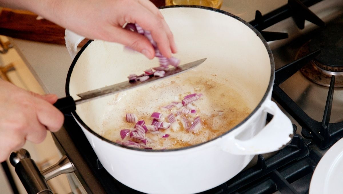 La cebolla suele largar un olor muy fuerte al cocinarla.&nbsp;
