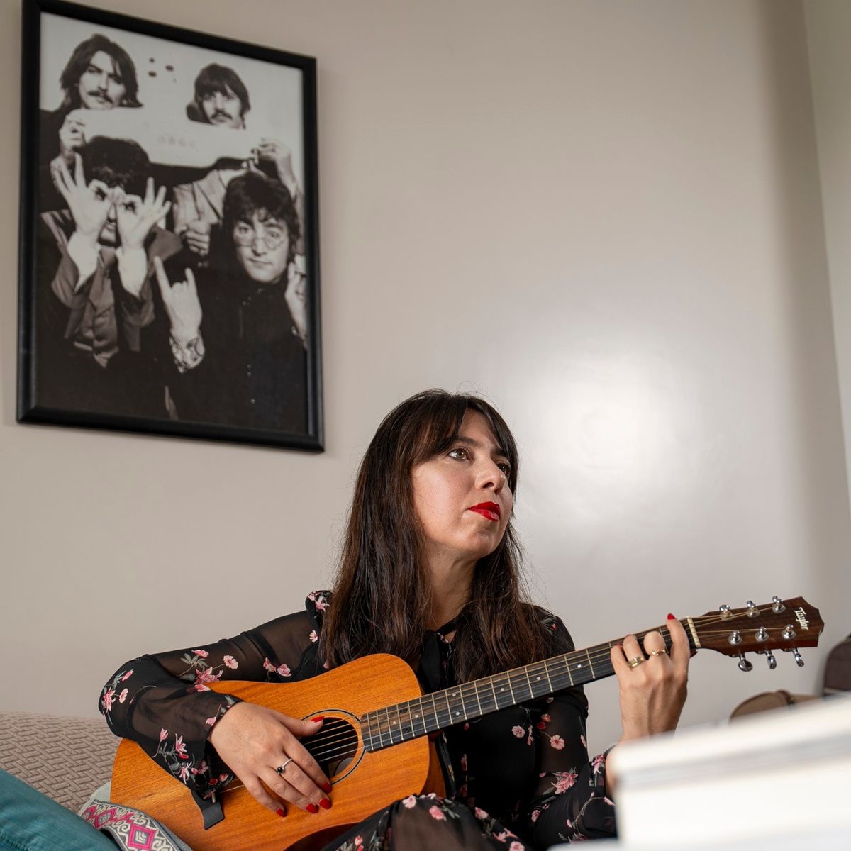 Su vínculo con la guitarra se dio a los 11 años, estudió música y tomó talleres de poesía y de composición musical. Su vínculo con la guitarra se dio a los 11 años, estudió música y tomó talleres de poesía y de composición musical.