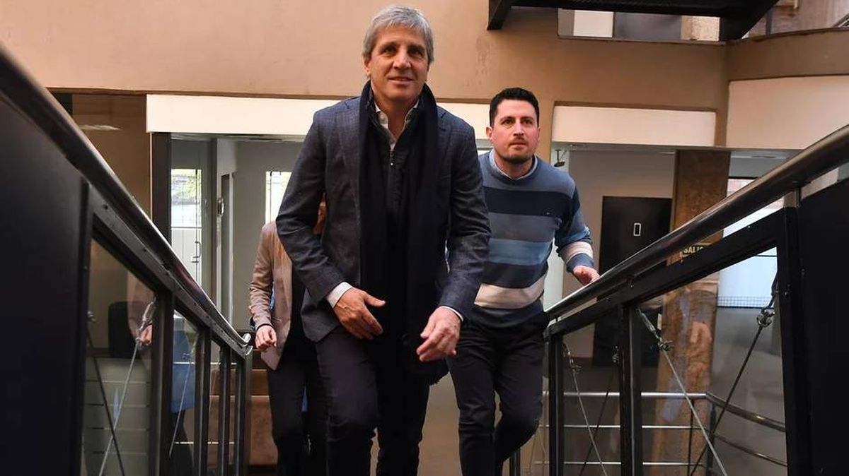 Luis Caputo anunció que se podrá operar en dólares con tarjeta de débito y que se ultiman detalles