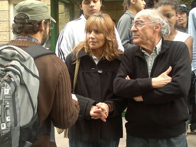 La policía entró de prepo a mi casa, cuando los chicos ya habían bajado la música, y fue el caos total