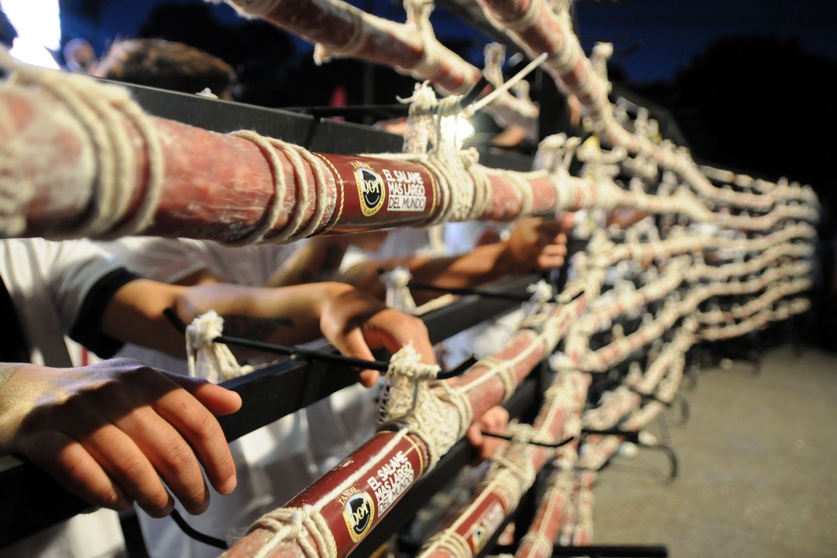 Salame gigante. En Tandil hicieron el salame más grande del mundo.