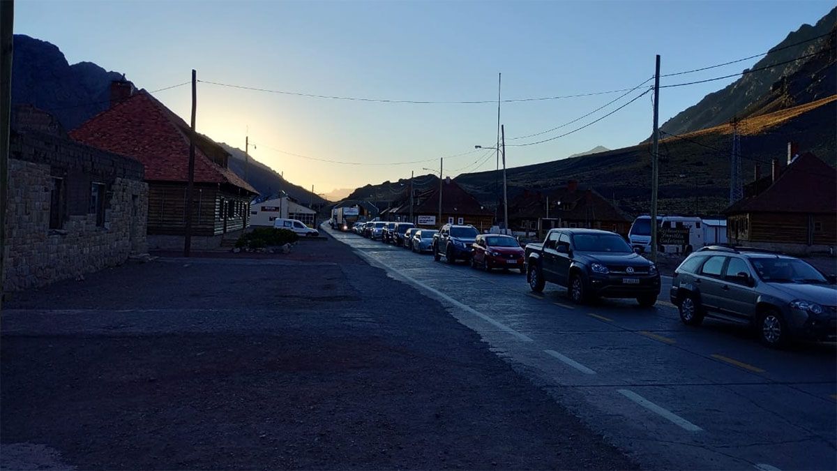 Las largas colas en la zona de Las Cuevas para cruzar a Chile durante Semana Santa. Las largas colas en la zona de Las Cuevas para cruzar a Chile durante Semana Santa.