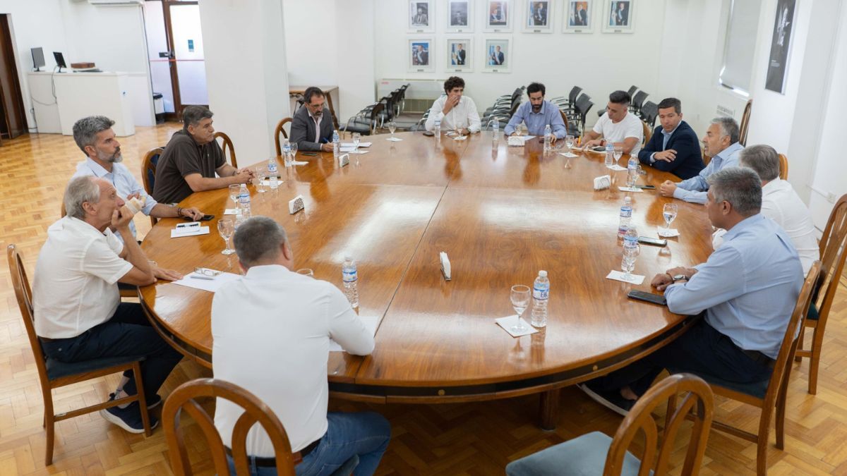 El gobernador Alfredo Cornejo se reunió con los intendentes para explicarles la dura situación de Mendoza en cuanto a recursos.  Foto: Gobierno de Mendoza