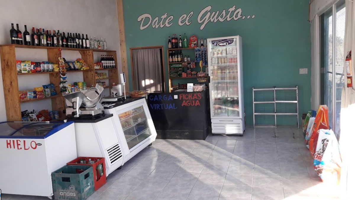 Los delincuentes se fueron directo a la mujer, detrás del mostrador, para asaltarla.