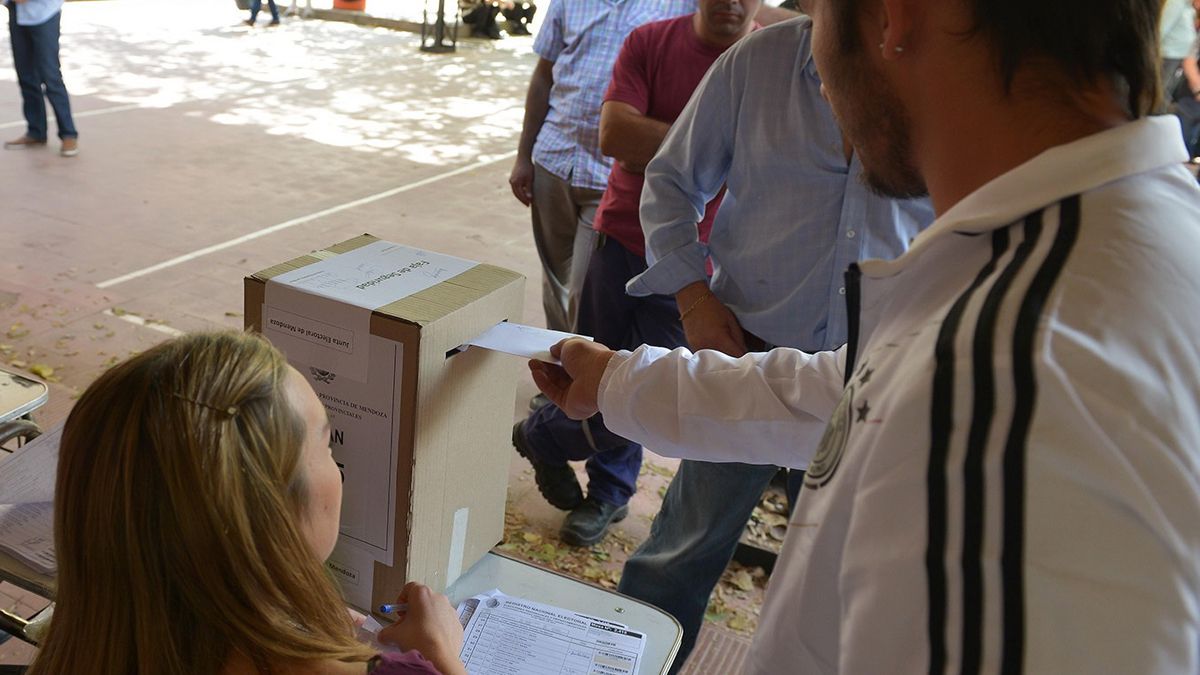 Hay muchos esfuerzos y también movidas patéticas para conquistas el voto joven.