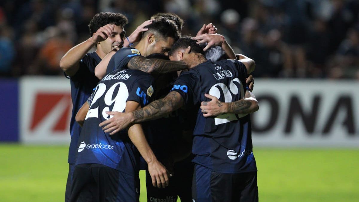 Federico Castro es saludado por sus compañeros de Independiente Rivadavia. Federico Castro es saludado por sus compañeros de Independiente Rivadavia.