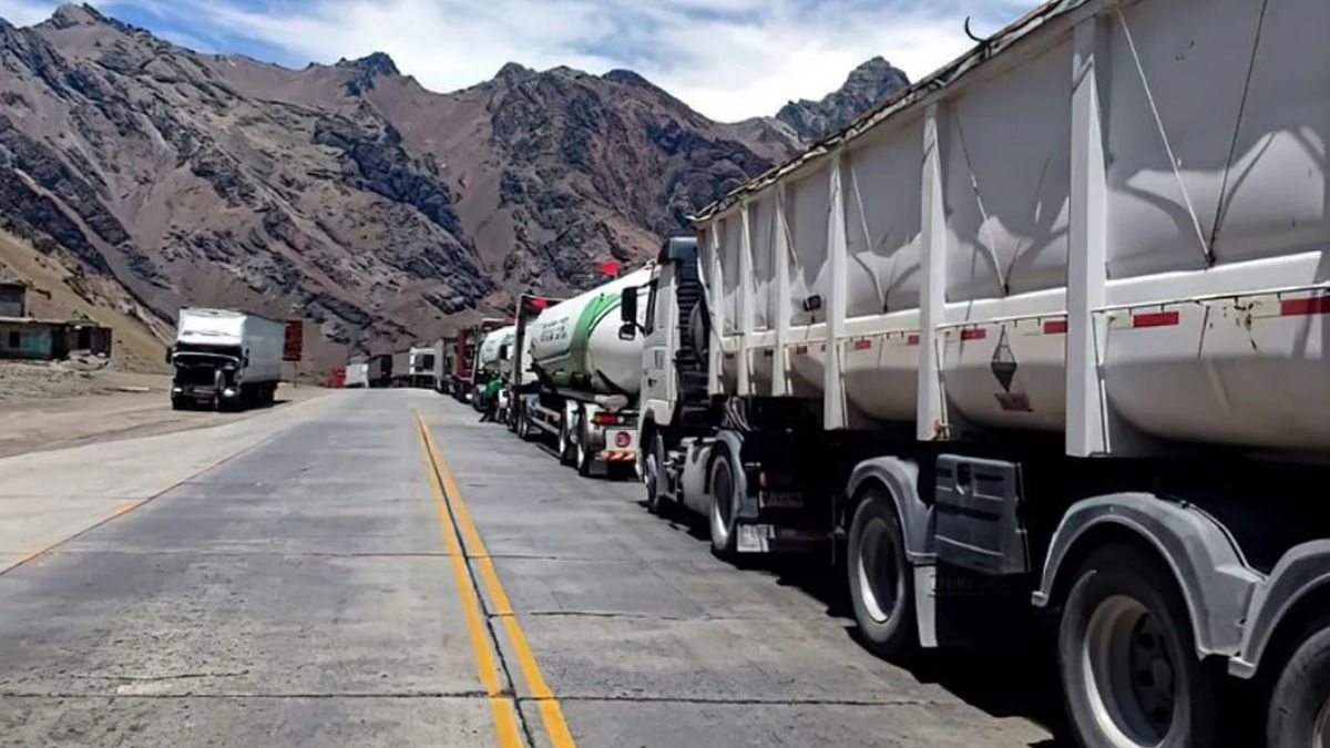 Aprocam aseguró que varias rutas de Chile están liberadas y delincuentes asaltan a choferes de camiones. Aprocam aseguró que varias rutas de Chile están liberadas y delincuentes asaltan a choferes de camiones.