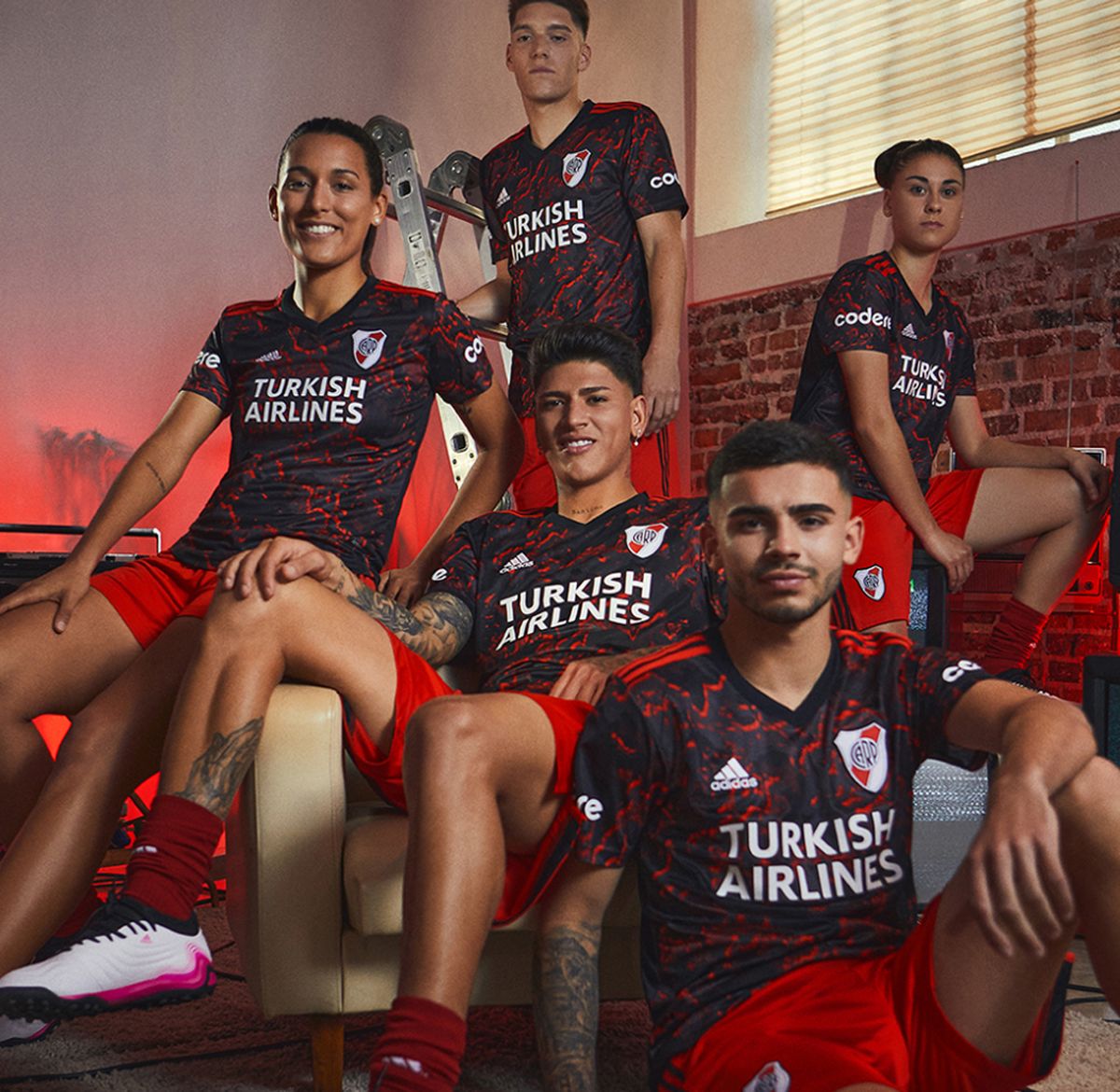Adidas y River presentaron la nueva camiseta del club.