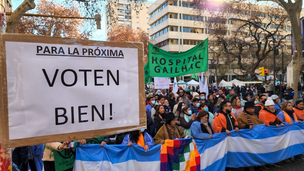 La columna de ATE salió de la esquina de Garibaldi y San Martín de Ciudad.