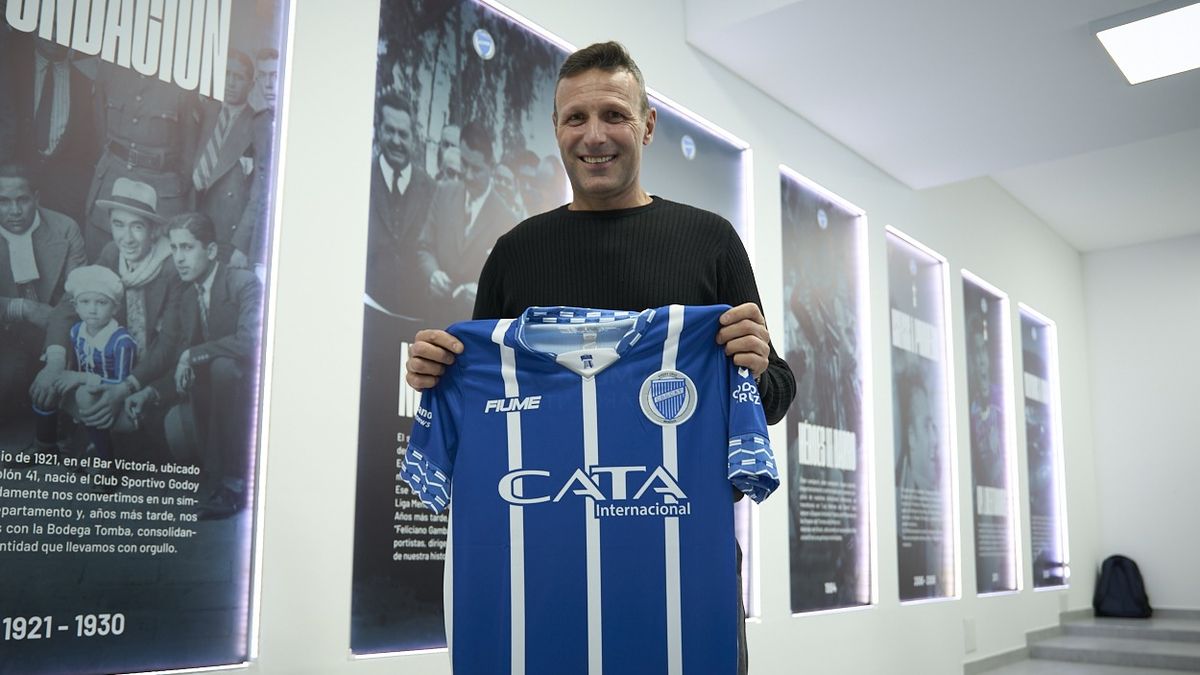 Walter Ribonetto fue presentado como nuevo entrenador de Godoy Cruz. Foto: Axel Lloret/UNO.
