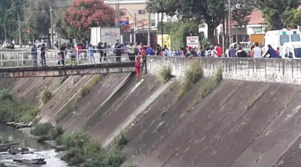 Intento de femicidio: un hombre discutió con su pareja y la tiró a un canal