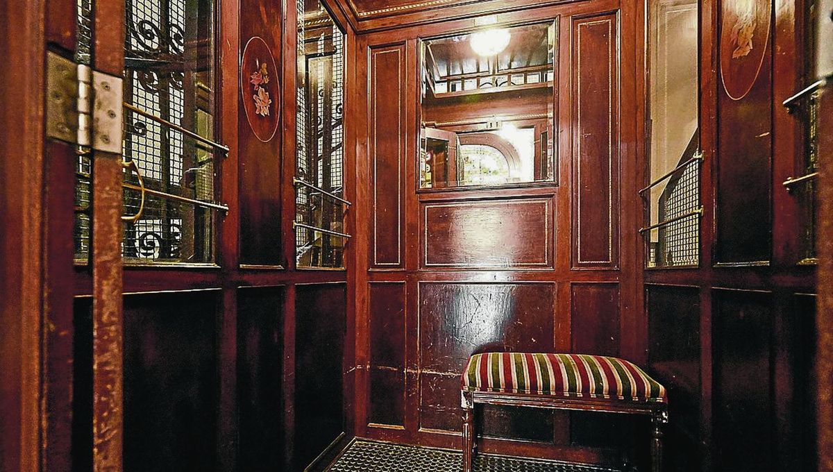 El ascensor fue evolucionando con el paso del tiempo hasta ser lo que hoy conocemos. El ascensor fue evolucionando con el paso del tiempo hasta ser lo que hoy conocemos. 