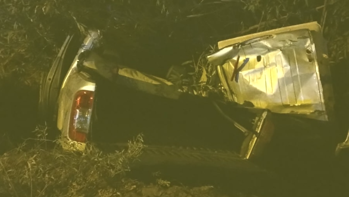 Así quedó la camioneta Nissan luego de caer al zanjón.&nbsp;