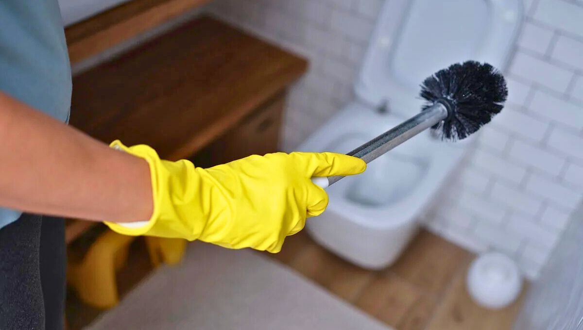 Cómo limpiar y desinfectar la escobilla del baño para que no tenga mal olor