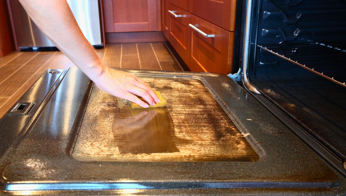 Cómo mantener la puerta del horno impecable gracias a un truco.&nbsp;