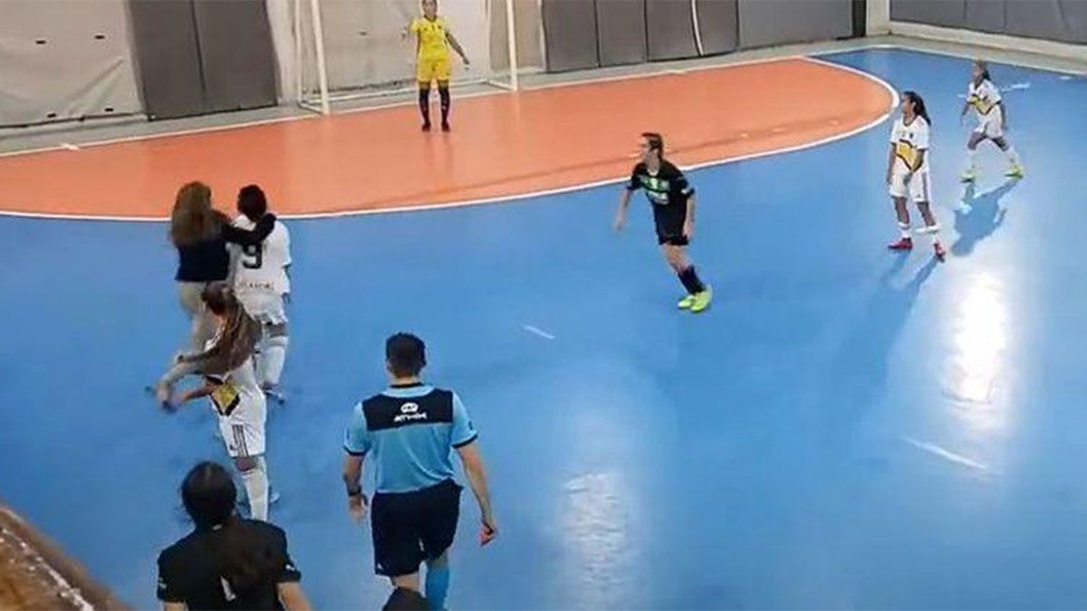 Video: una jugadora de futsal de Boca sufrió una brutal agresión