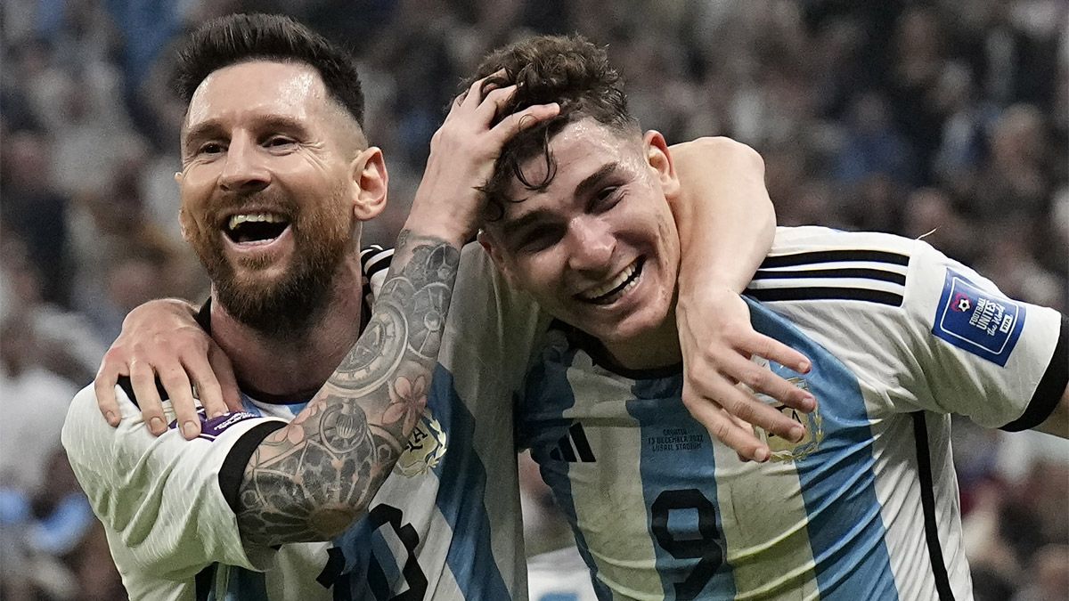 Lio Messi y Julián Álvarez, figuras del Mundial de Qatar 2022 y pacientes de José Arrieta. Lio Messi y Julián Álvarez, figuras del Mundial de Qatar 2022 y pacientes de José Arrieta.