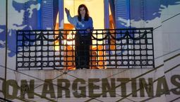 Cristina Kirchnert salió al balcón a festejar el triunfo argentino.