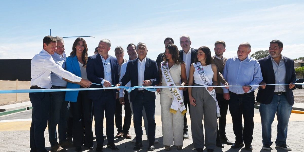 El Gobernador Alfredo Cornejo encabezó la inauguración de la primera etapa del Centro Urbano Arizu, acompañado por el intendente de Godoy Cruz, Diego Costarelli.