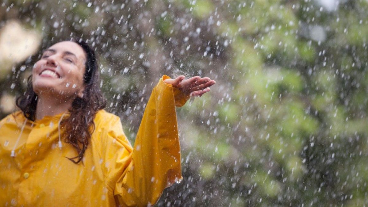 Muchas personas disfrutan mucho la lluvia y su ánimo se va a las nubes.