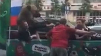 Un oso tocando la trompeta sorprendió en el centro de Moscú