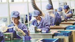 Los trabajadores producen baterías de ion de litio en una fábrica en Huzhou, provincia de Zhejiang. WANG SHUCHENG / PARA CHINA DAILY