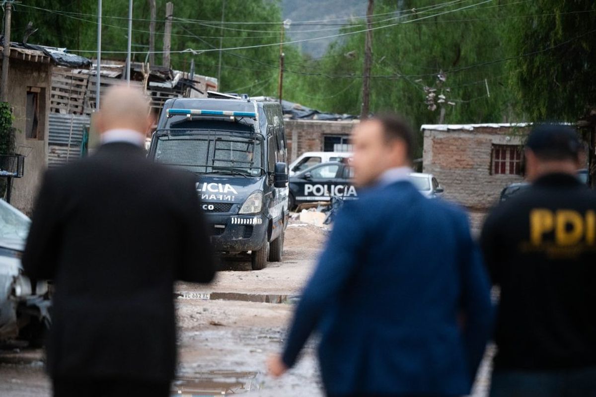 Capturaron a un buscado por homicidio y secuestraron armas de robos contra choferes de plataformas