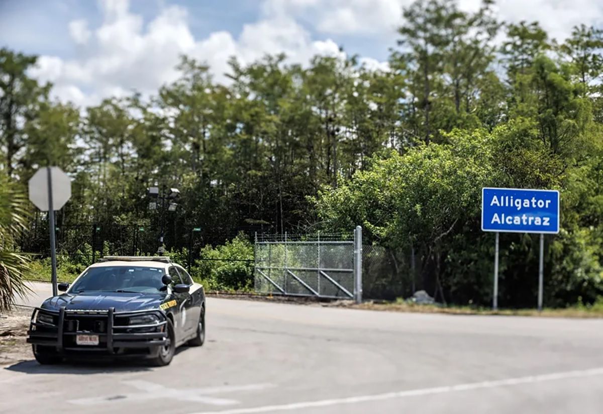 Un coche de policía en la entrada del nuevo centro de migrantes Alligator Alcatraz. Crédito: EFE/EPA/Cristobal Herrera-Ulashkevich.