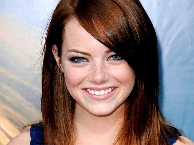 Uno de los trucos caseros de Emma Stone es utilizar aceite de oliva para hidratar su piel.