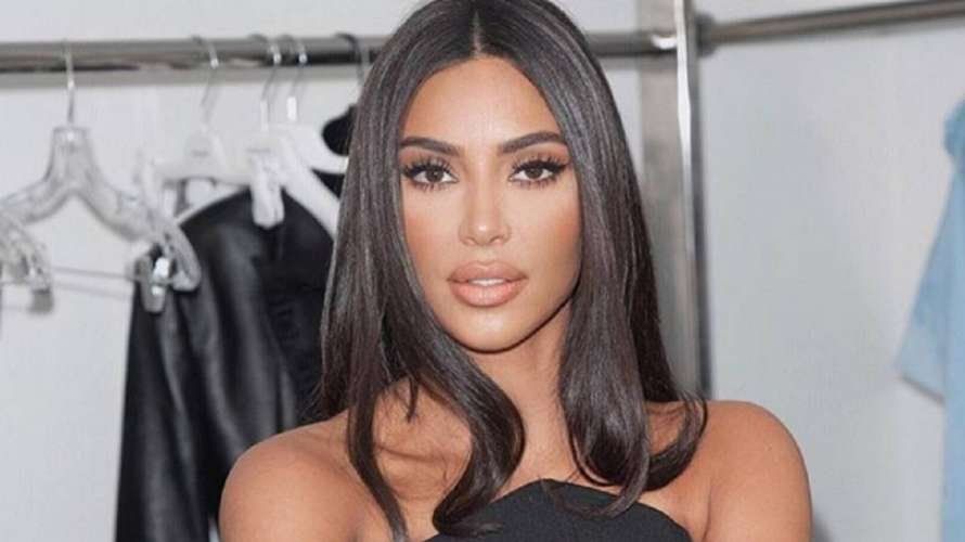 Revolución en las redes por la foto de Kim Kardashian sin maquillaje y  lavando la ropa