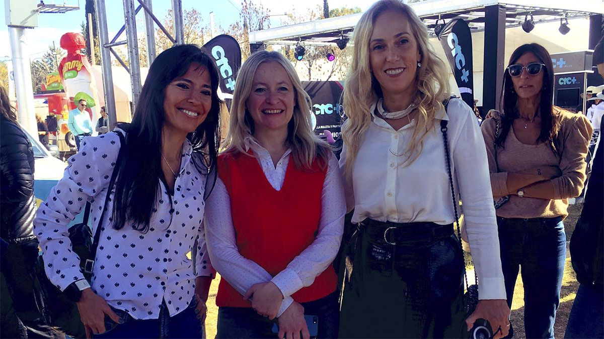 Hebe Casado, en el medio, con Pamela Verasay. Las acompaña aquí la senadora Fernanda Sabadin.