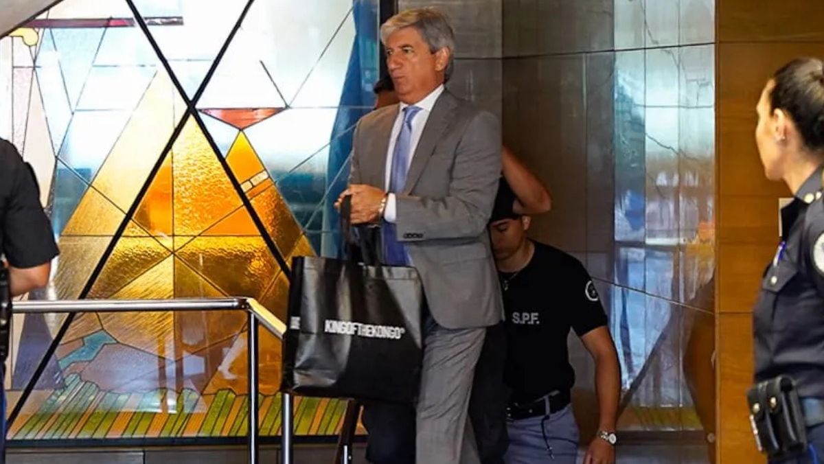 Siempre elegante, el ex juez Walter Bento se presentó en Tribunales y habló varias veces. Siempre elegante, el ex juez Walter Bento se presentó en Tribunales y habló varias veces.