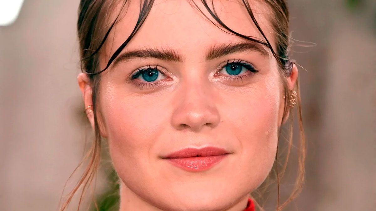 Hera Hilmar es una de las protagonistas de Máquinas mortales, película que se puede ver en Netflix.