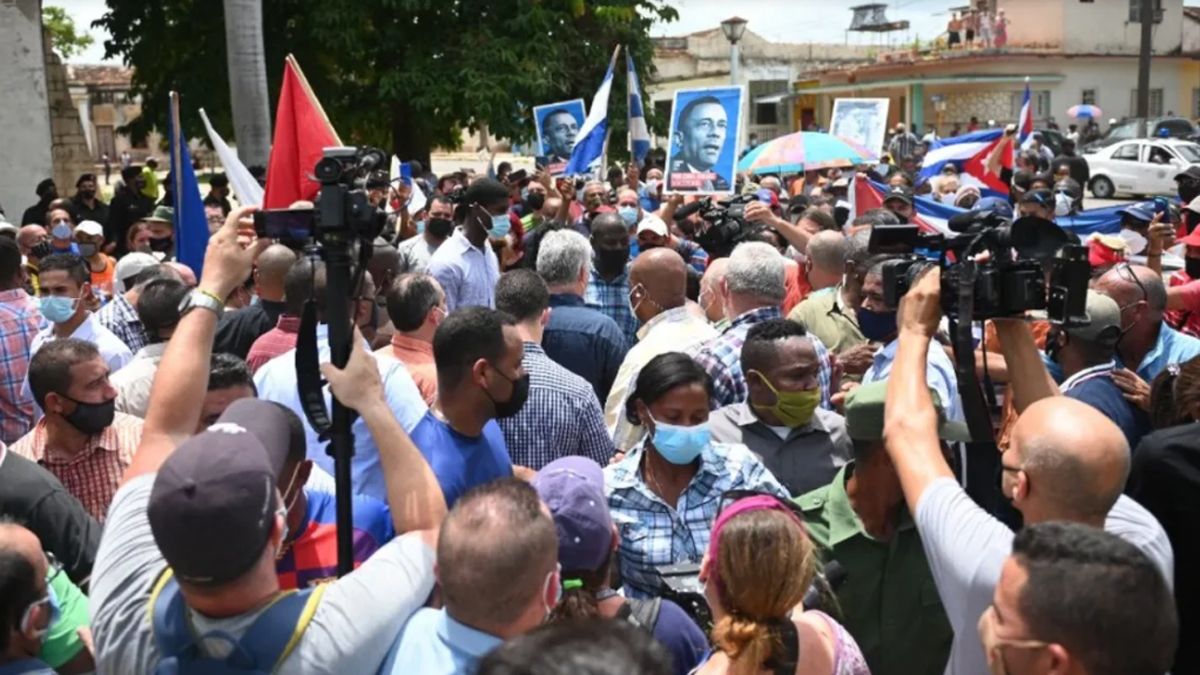 Miles de personas marcharon por las calles de varias ciudades de Cuba.
