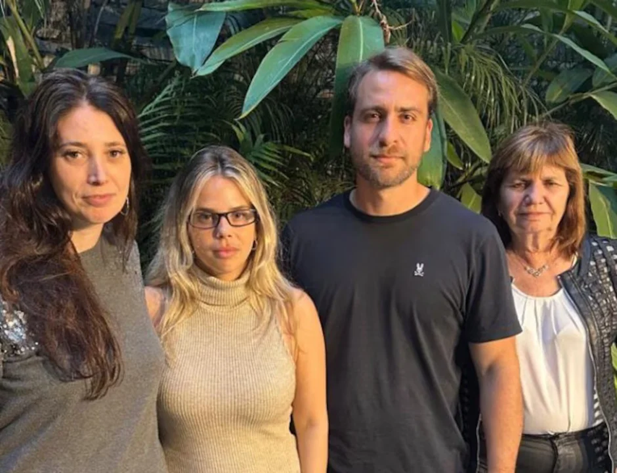 La denunciante junto a la diputada Ajmechet y la ministra de Seguridad, Patricia Bullrich.