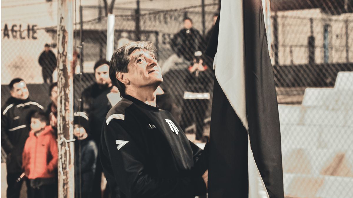 El Cochina Olguín recibió la ovación de los hinchas del Lobo. El Cochina Olguín recibió la ovación de los hinchas del Lobo.