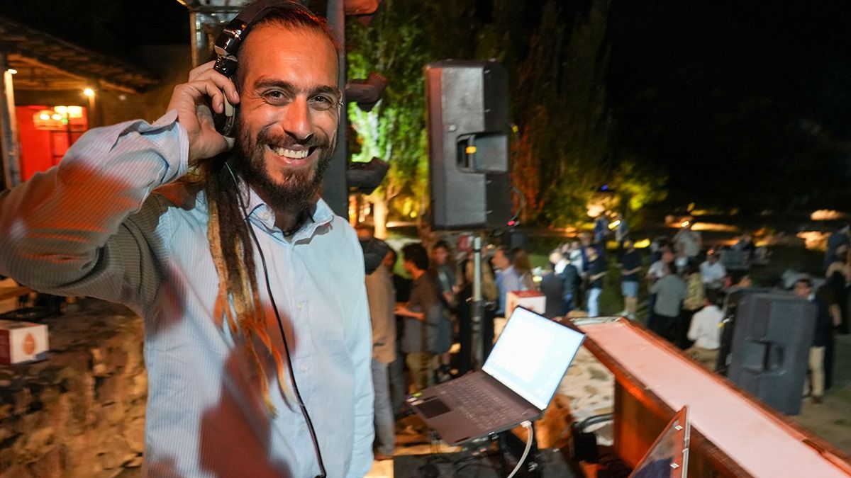 El Dj Simón Pendola musicalizó el cierre del 5° Foro de Origen e Identidad Gastronómica en Isidris Lodge, en Puesto del Indio (El Challao). El Dj Simón Pendola musicalizó el cierre del 5° Foro de Origen e Identidad Gastronómica en Isidris Lodge, en Puesto del Indio (El Challao).