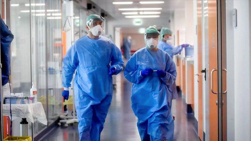 Los casos positivos en el país pasaron por primera vez la barrera de los 2.000 diarios